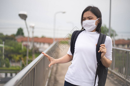 戴着防护面罩预防和污染的亚洲女图片