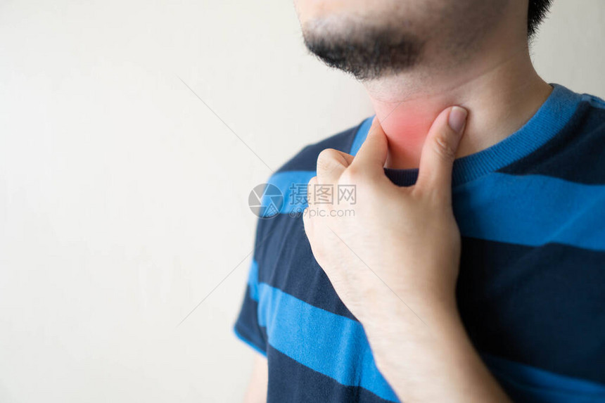 患有喉咙痛的病人喉咙痛的原因包括流感普通感冒呼吸道感染过敏或胃食管反流病保健和医疗概念特图片