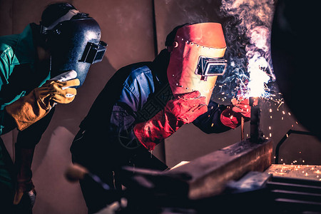 金属焊接钢厂使用电弧焊机在工厂焊接钢手工技能劳动理念的金属制品造和图片