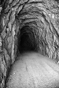 深岩隧道山上古洞图片