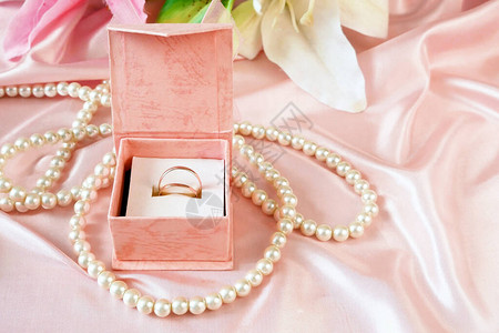 带鲜花和珍珠项链结婚背景的礼图片