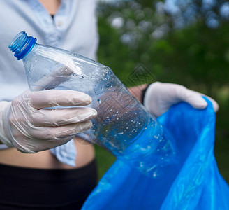 志愿者持有塑料瓶环境污染概图片