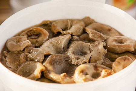 Altai的咸蘑菇果冻牛奶蘑菇在集市的图片