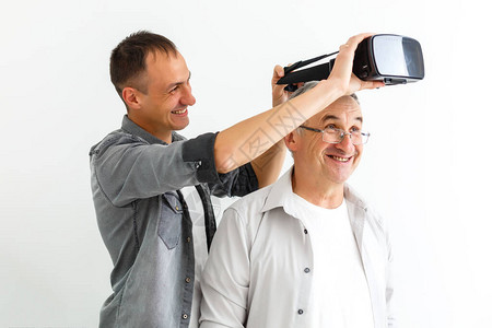 父亲和儿子在虚拟眼镜中孤图片