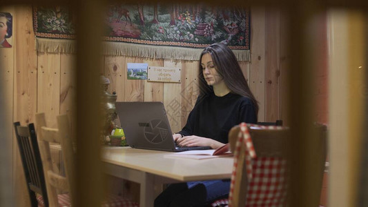 晚上在家厨房用笔记本电脑工作的青年商业妇女图片