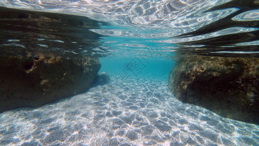 撒丁岛水晶下景观全景水肺潜水浮潜图片