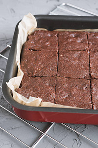 烤锅里自制的巧克力巧克力蛋糕面包饼图片
