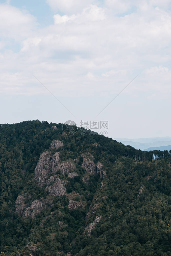 公园内美丽的落基山脉俄罗斯的质从山顶到森林山谷和其他山脉的图片