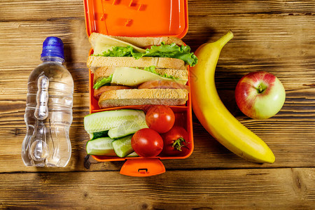 瓶装水苹果香蕉和午餐盒图片