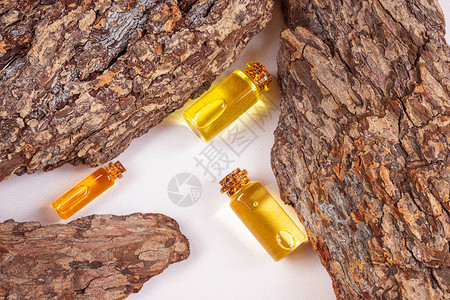 瓶装天然精油和树皮图片