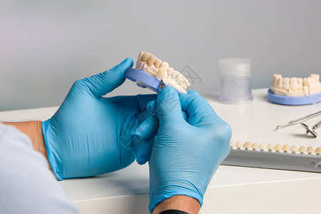牙科技师在牙科实验室工作检查牙图片