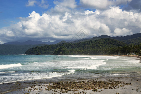 菲律宾帕拉万岛印度洋海浪波涛的野生美丽沙滩位于菲图片