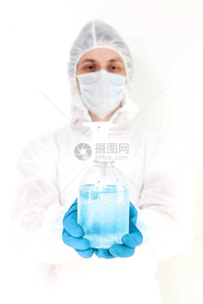一名身穿防护服的男子手持抗菌消毒凝胶进行手部消毒流感和冠状流行期间的图片