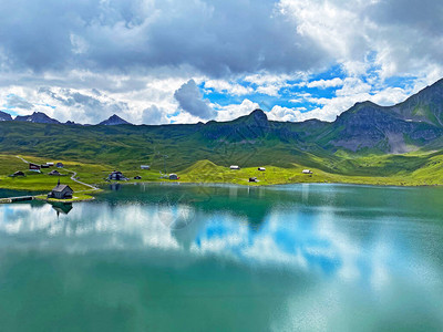 乌里阿尔卑斯山脉群集中的高山湖Melchsee或Melch湖图片