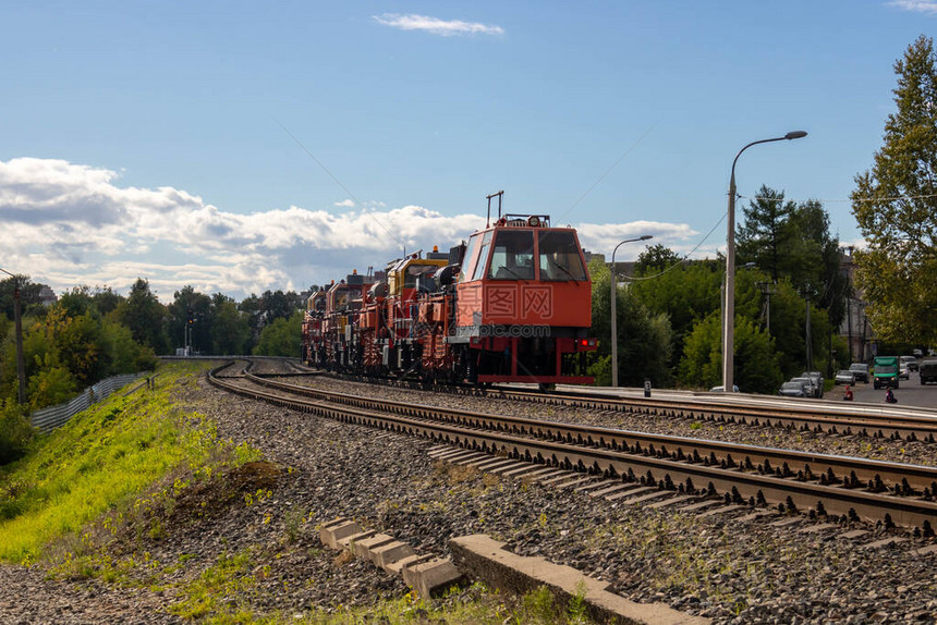 铁路和火车绕过弯道图片