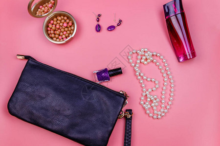 圆球袋珍珠项链耳环指甲油红球和粉红色背景的香水瓶美图片