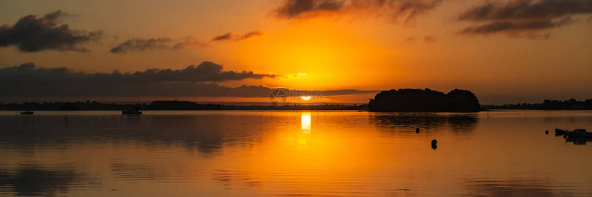 布列塔尼莫尔比汉湾的全景日出时从图片