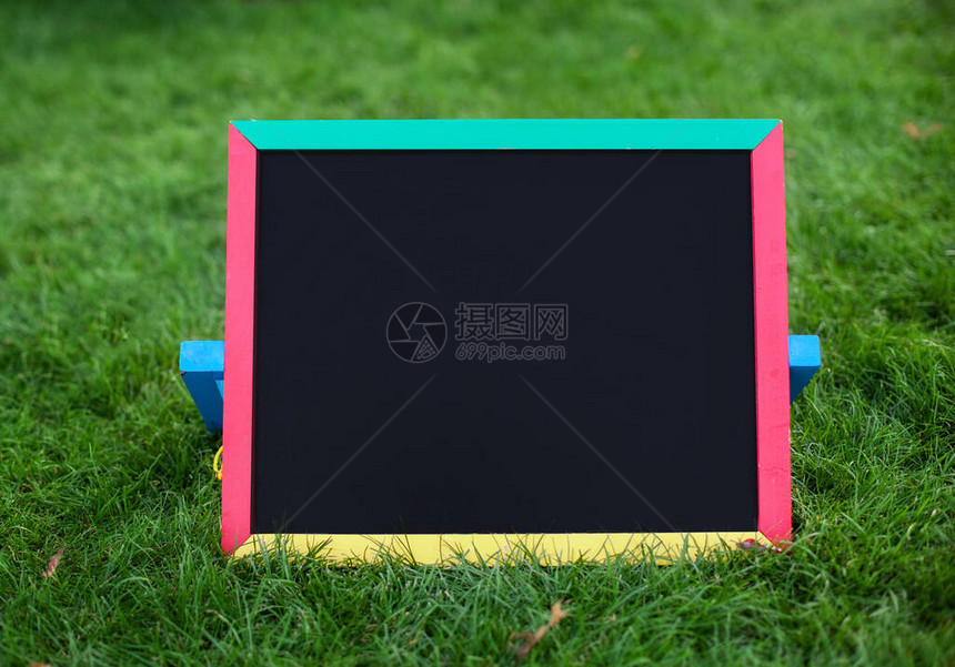 绿草上的特写空白黑色课板用于插入文本回到学校教育概念样机自然背景上的空黑板空白的木制可折叠人行图片
