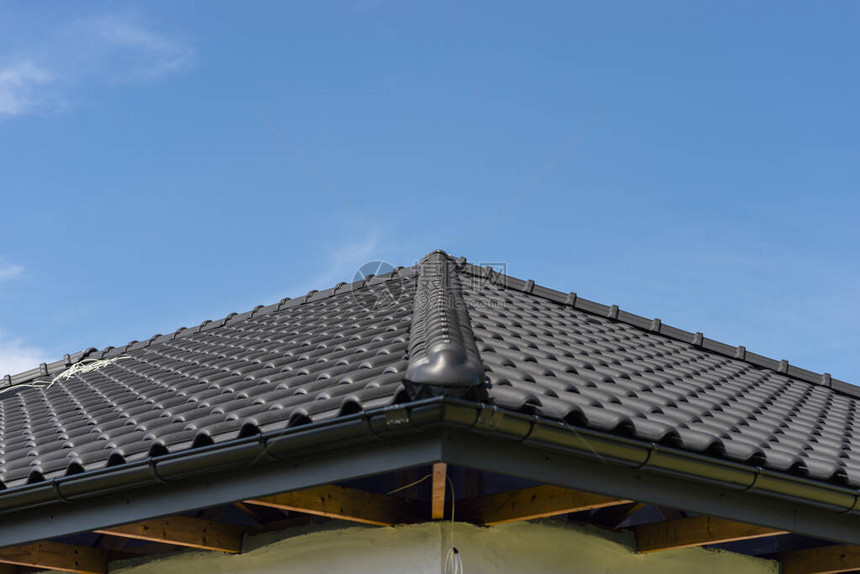 单户住宅的屋顶覆盖着一块新的无烟煤瓷砖图片