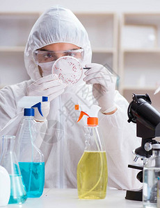 化学家在实验室测试化学物质图片