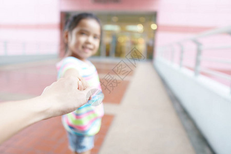 亚洲儿童快乐或小女孩微笑图片