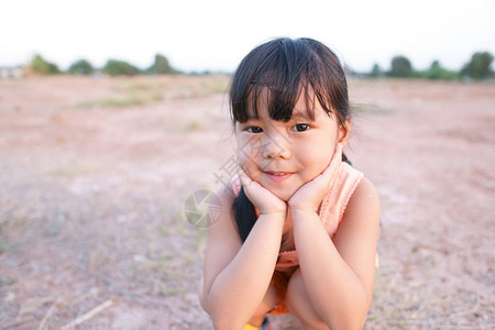 亚洲儿童可爱或小女孩微笑着带贫穷和快乐的趣图片