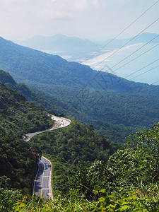 曲线街HaiVan通道从Hue到越南BachMa山DaNan图片