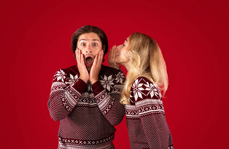 震撼千百年的圣诞装扮男子和女孩低语在他耳边听到的东西红图片