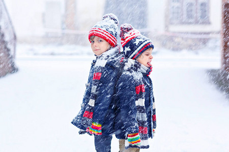 两个小男孩穿着五颜六色的时尚衣服图片