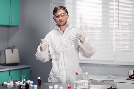 一位年轻的男科学家在科学实验室测试化学品新创化学品的科学分析科图片