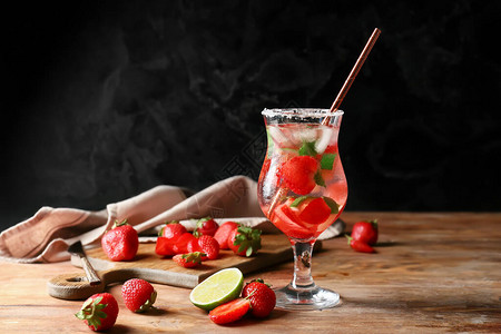 桌上有一杯美味的草莓莫吉托图片