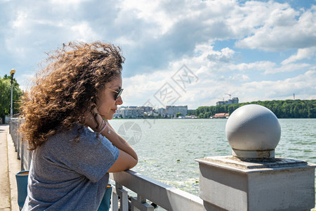 湖边的美女图片