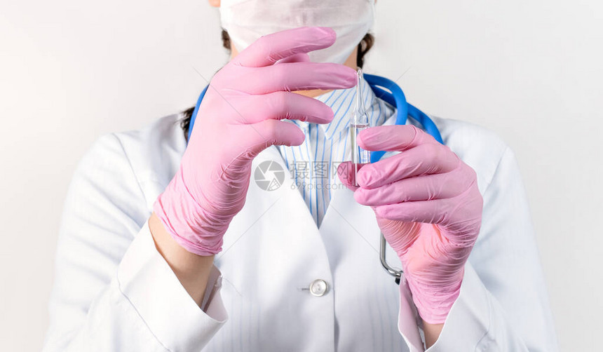 白大衣医疗面具和带薄膜疫苗的粉色消毒手套中年轻女医生的切片视图图片