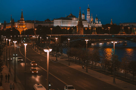 夜间莫斯科街夜间照明和汽图片