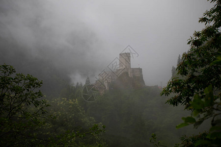 Zilkale城堡森林和多云山的景观图片