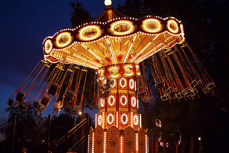 夜市游乐园的CarouselMer图片