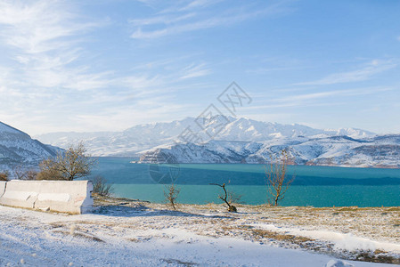 乌兹别克斯坦冬季的夏瓦克Charvak水库图片
