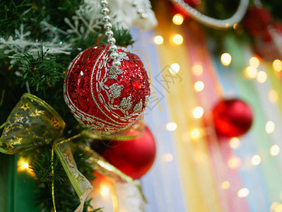 多色有灯泡和圣诞节树底带条纹的圣诞日图片