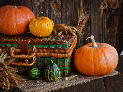 欢乐感恩节背景南瓜和篮子在旧木板桌上图片