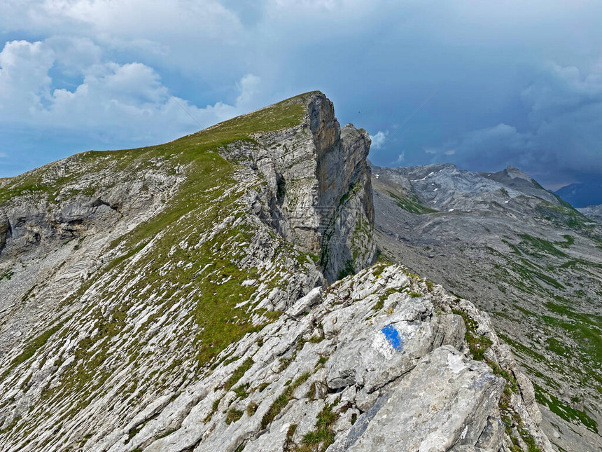 Melchtal高山谷斜坡和UriAlps山地块上的登山路标和记图片