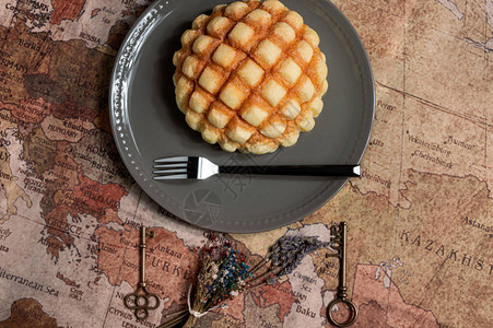 盘子上面包菠萝包饼的美味食品用花背景图片