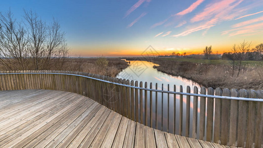 荷兰格罗宁根Onlanden自然保护区内涝区桥梁木板阳台上的图片