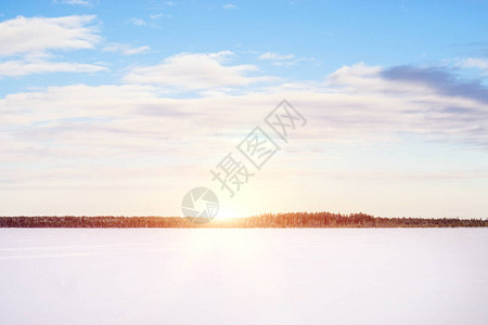 在西伯利亚的冬季湖上日出多姿彩的冬天图片