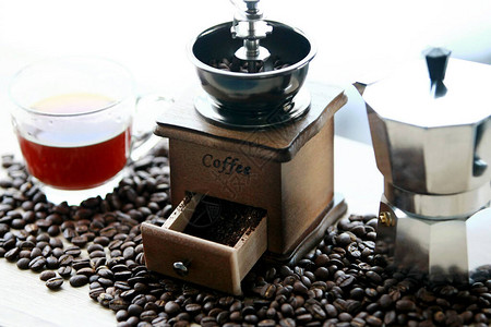配咖啡豆和DripKettleSet的手图片