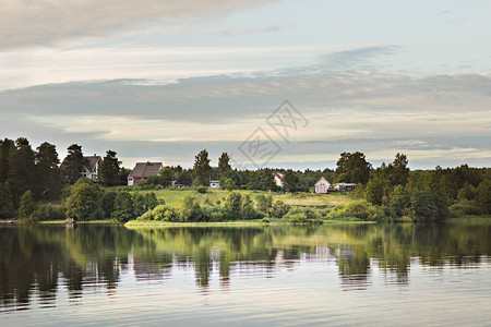 湖边的村落天空和水中房屋图片