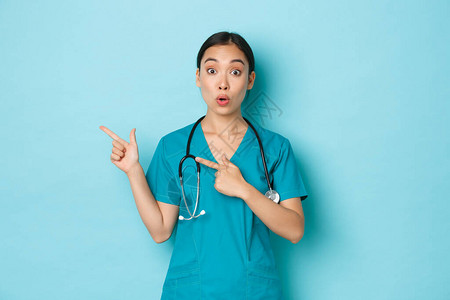 专业医生女护士或医生在磨砂通知病人图片