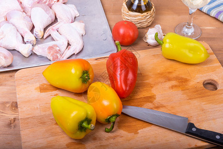 用桌上胡椒烹制鸡肉的配料图片