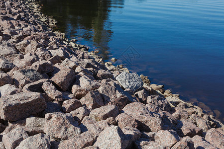 石堤湖边或池塘岸上许多图片