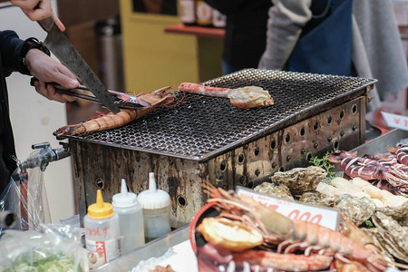 厨师在日本市场用木炭烤炉图片