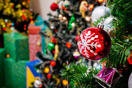 装饰圣诞树在闪亮的bokoh光上多彩易图片
